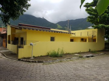 Linda casa de esquina